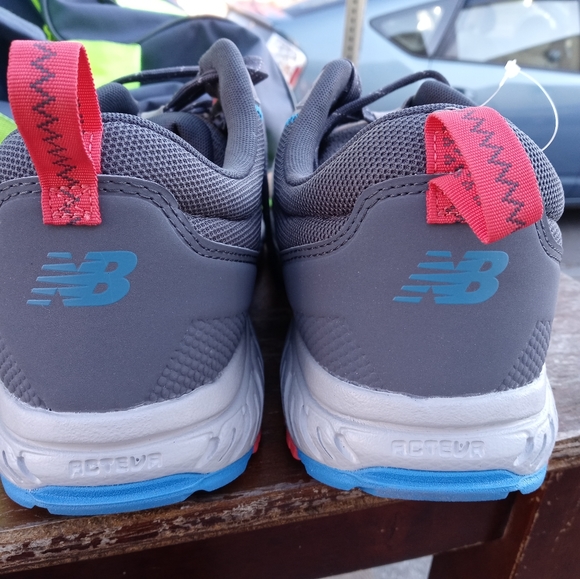 New balance sneakers - Picture 3 of 5